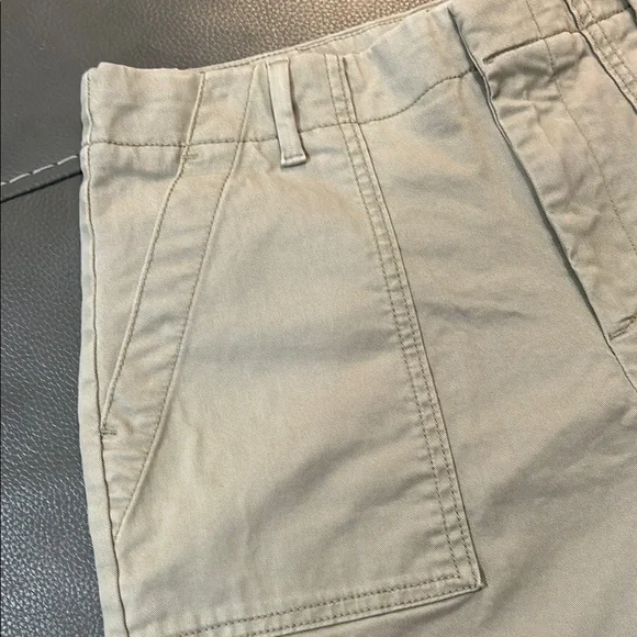 Banana Republic Beige Casual Shorts. Cotton/Spandex. Size 4. - Picture 2 of 5
